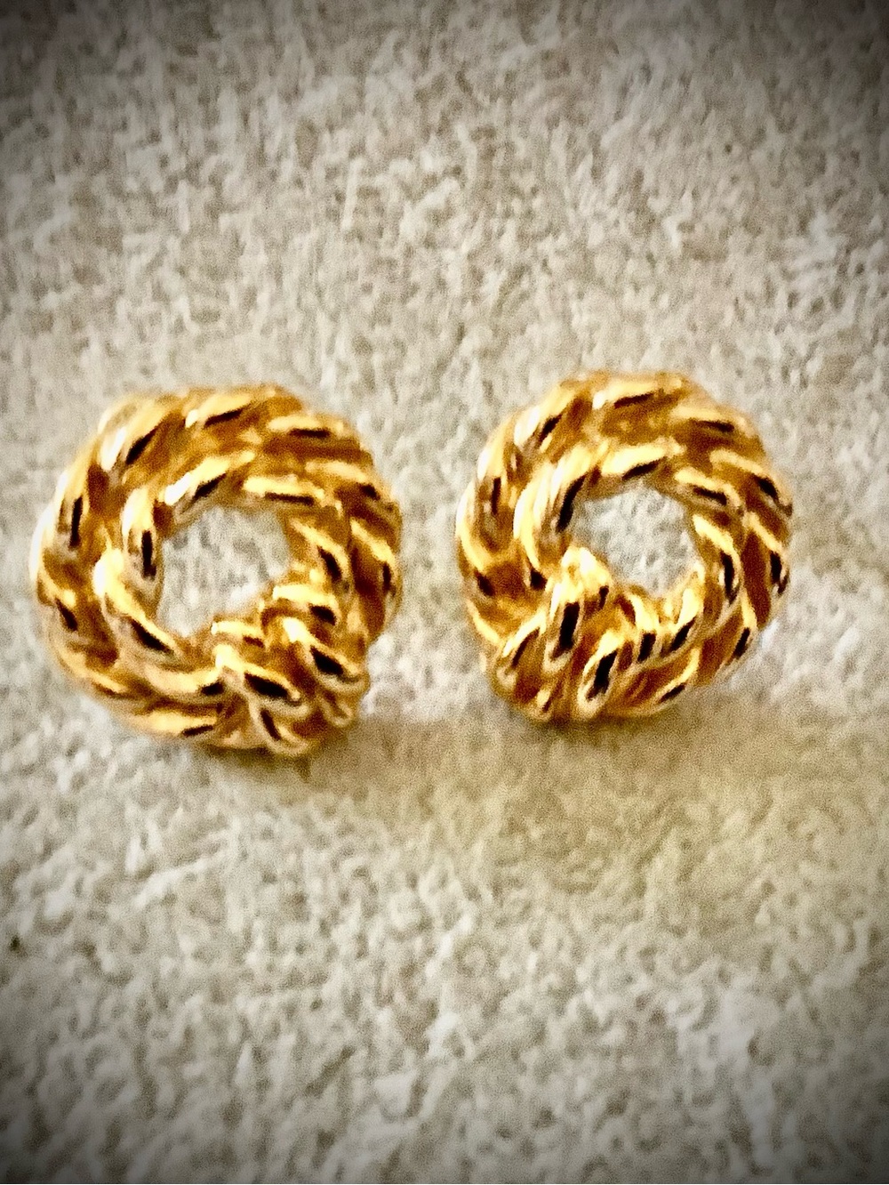Vintage Chunky Twisted Rope Love Knot Gold Pierce Stud Earrings ✨

✨ DESCRIPTION
